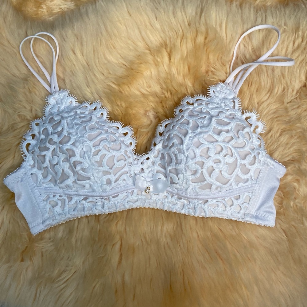 White lace women double strap lace bra. Size 36/80. Used.